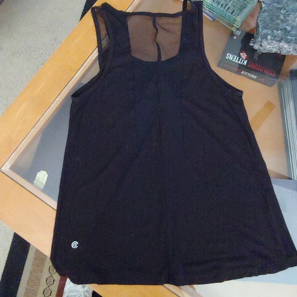 Workout top - Picture 2 of 3